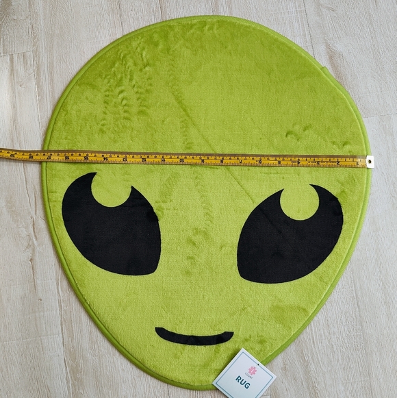 Green Alien Face Rug - Picture 2 of 3